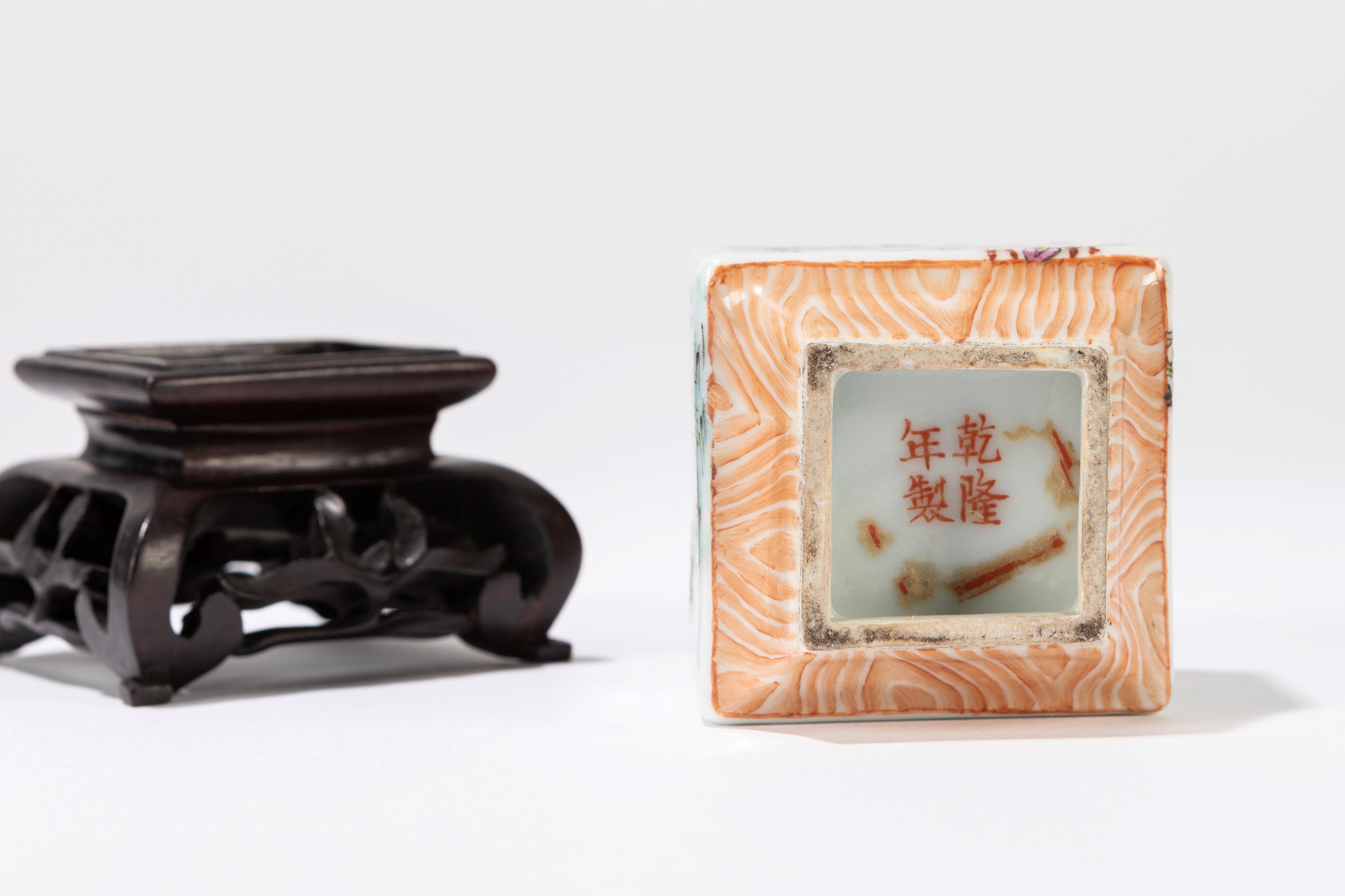 Piccolo vaso di forma squadrata