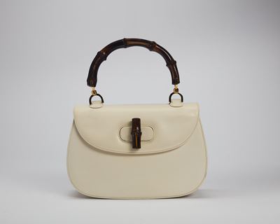 Borsa in pelle color panna con dettagli in metallo dorato