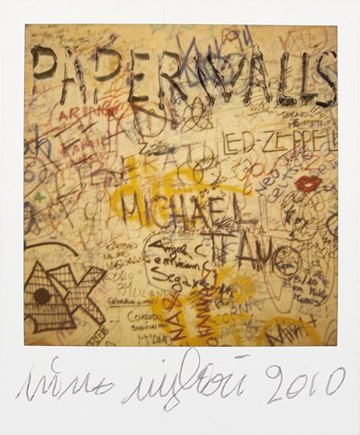 Senza titolo (Paperwalls), Polaroid applicata a cartoncino con interventi a penna nera