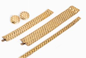 Lot comprising of a necklace, two bracelets and a pair of earrings