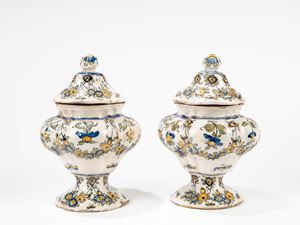 Two vases with lids in polychrome majolica. Cerreto Sannita manufacture