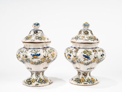 Due Vasi con Coperchio in Maiolica Policroma. Manifattura Cerreto Sannita