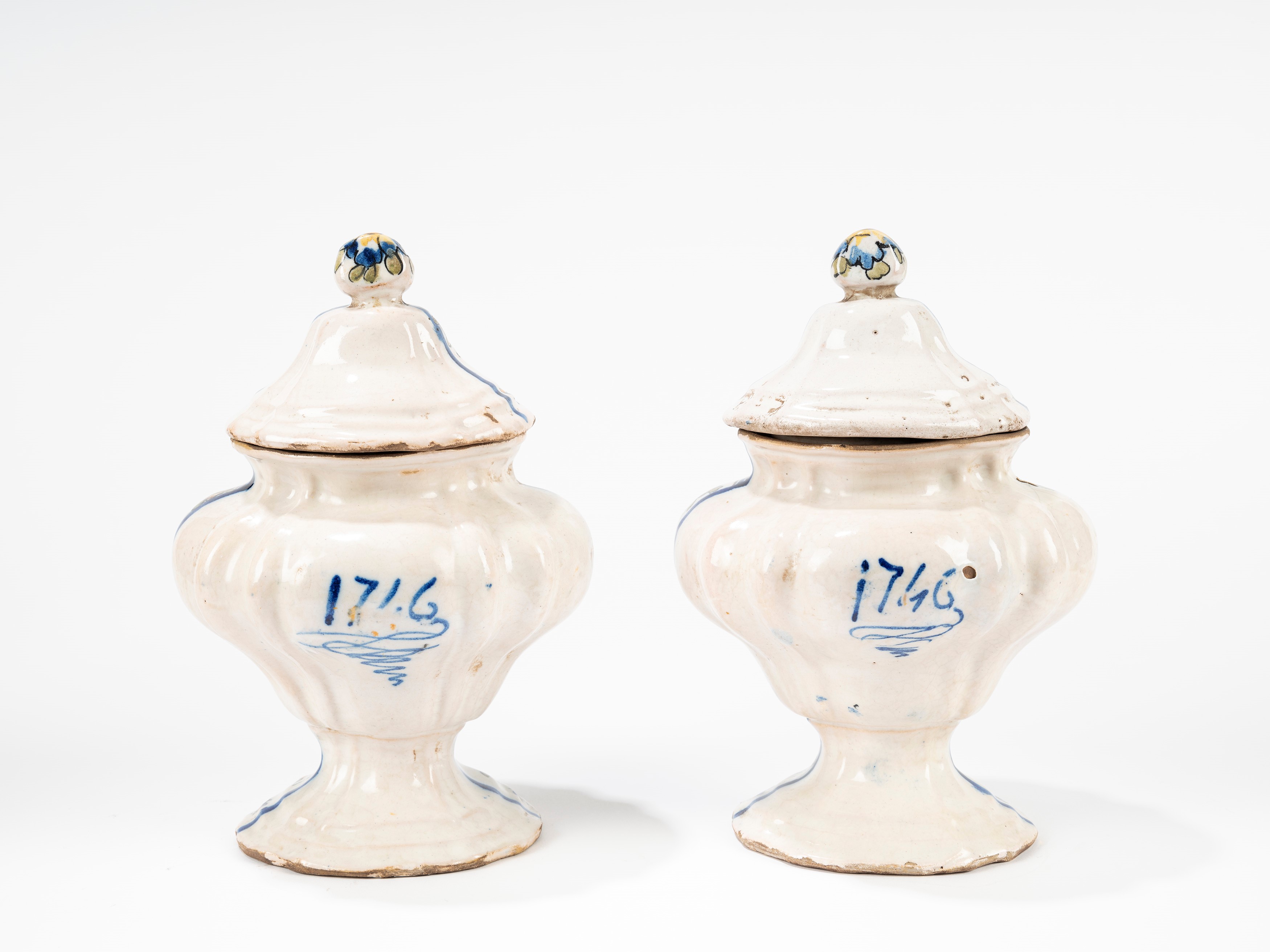 Due Vasi con Coperchio in Maiolica Policroma. Manifattura Cerreto Sannita