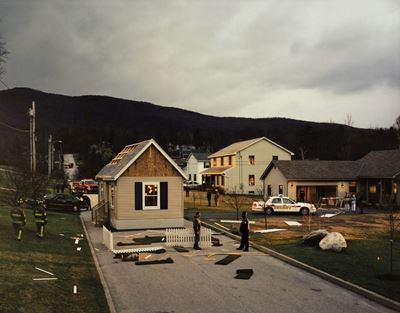 Gregory Crewdson, Untitled (House in the Road), Stampa digitale a colori montata su alluminio, 20...