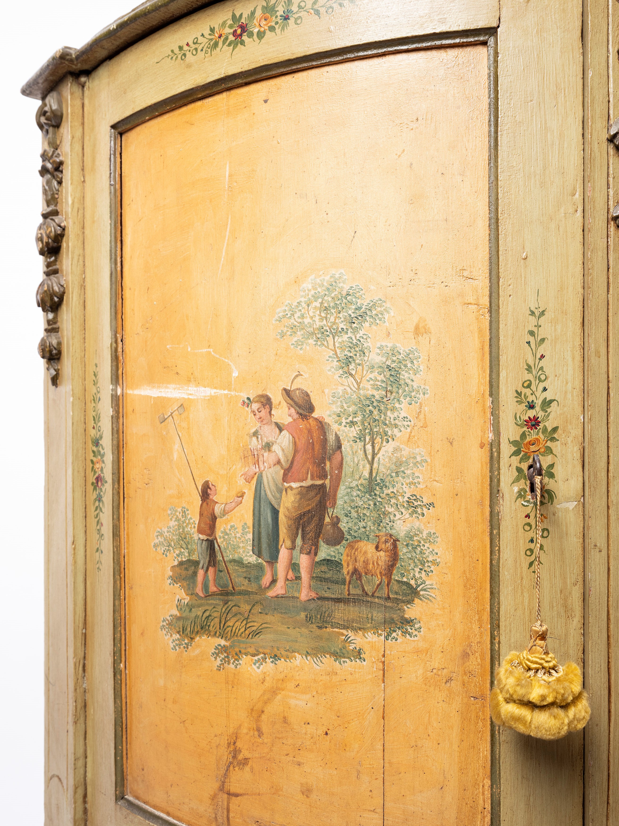 Coppia di credenze a mezzaluna in legno laccato, Veneto, fine XVIII secolo