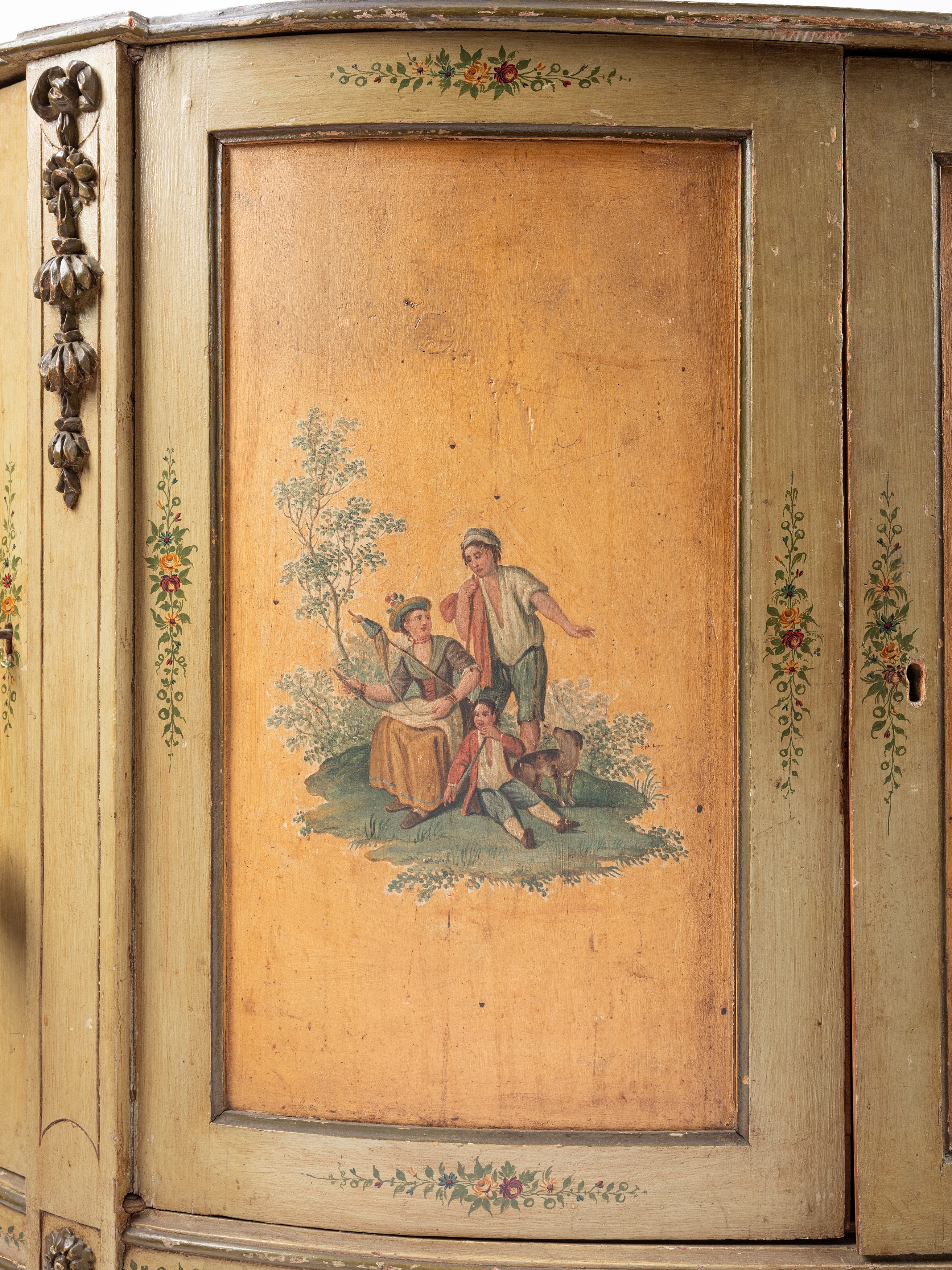 Coppia di credenze a mezzaluna in legno laccato, Veneto, fine XVIII secolo
