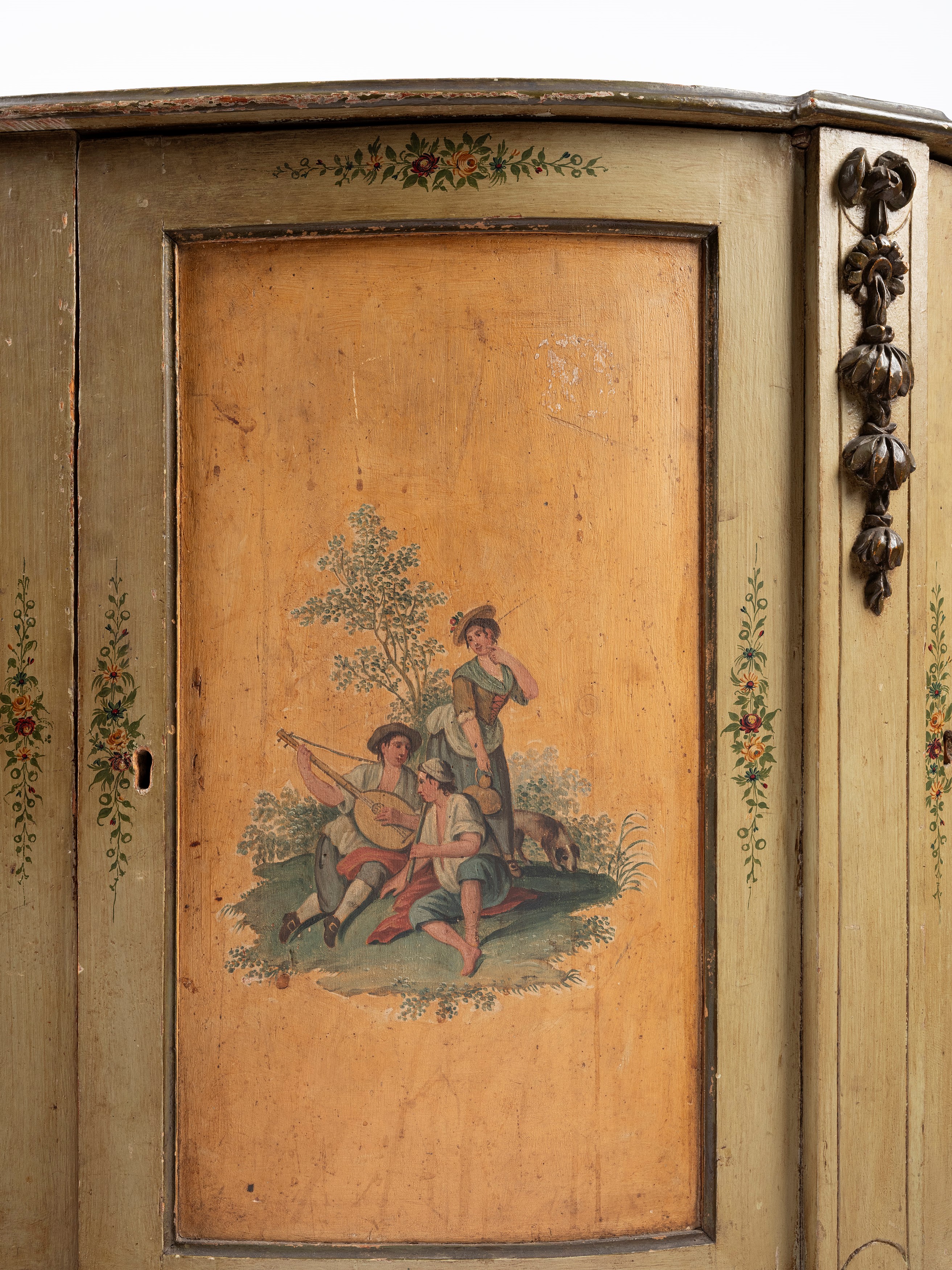 Coppia di credenze a mezzaluna in legno laccato, Veneto, fine XVIII secolo
