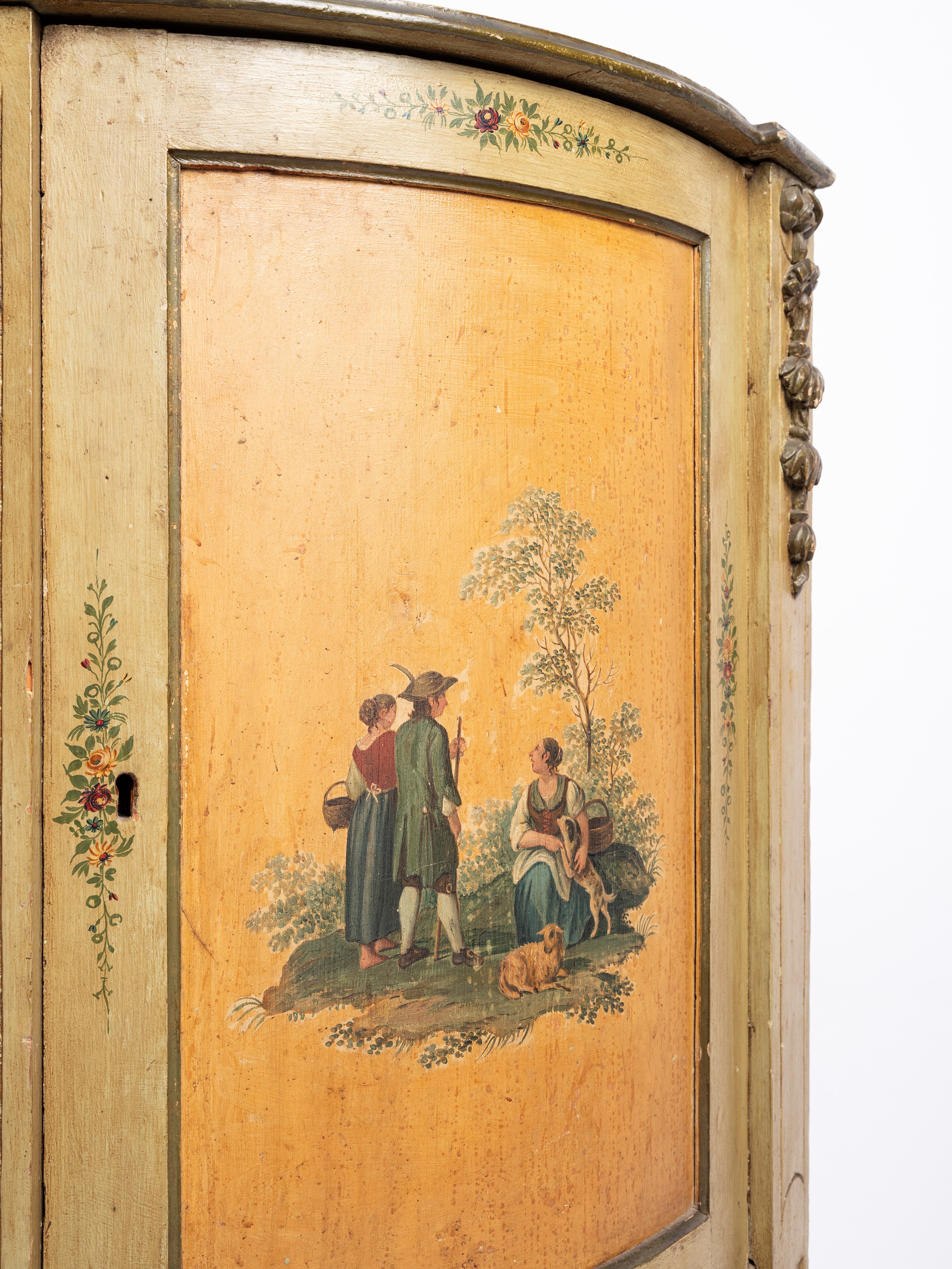 Coppia di credenze a mezzaluna in legno laccato, Veneto, fine XVIII secolo