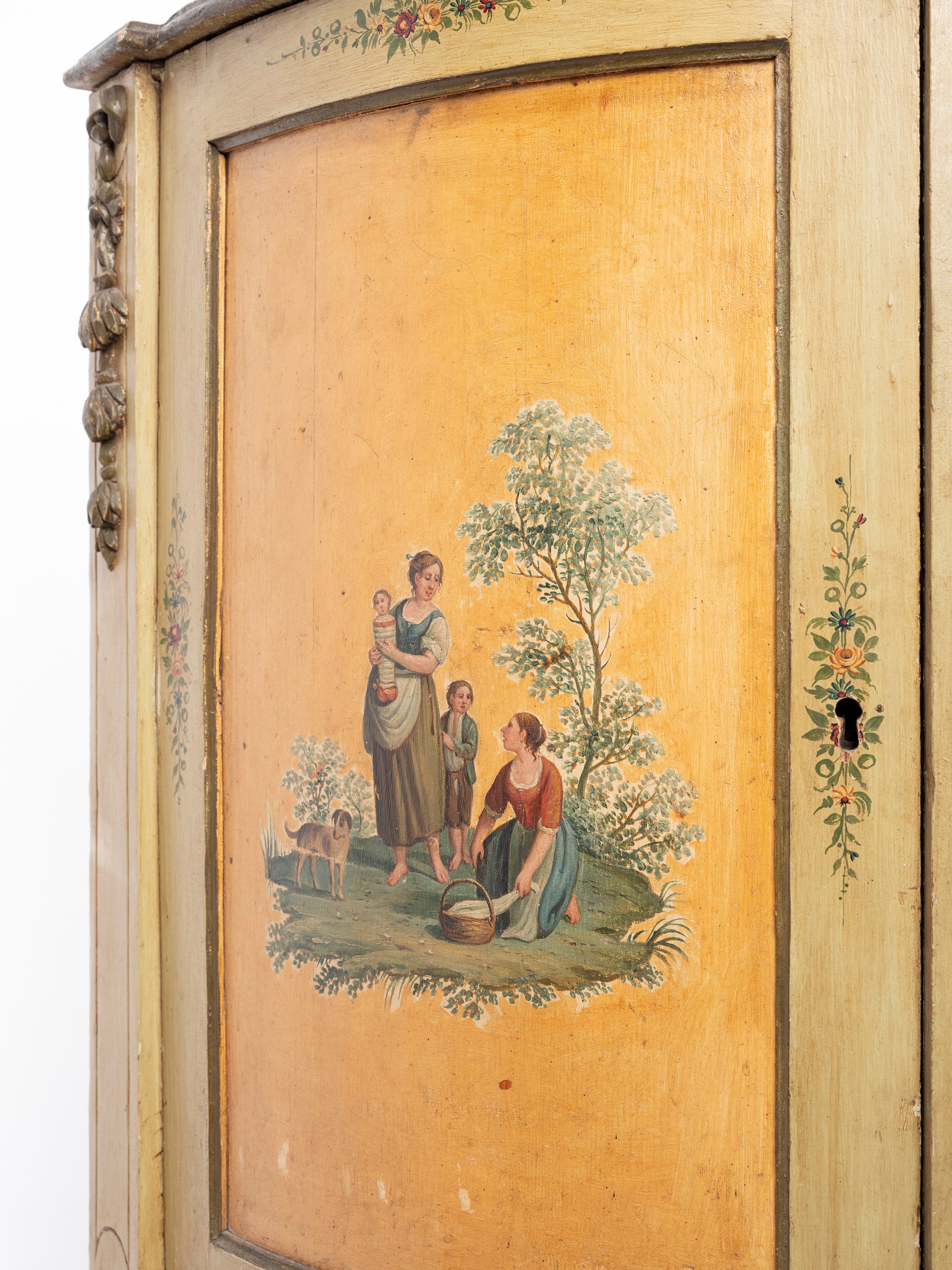 Coppia di credenze a mezzaluna in legno laccato, Veneto, fine XVIII secolo