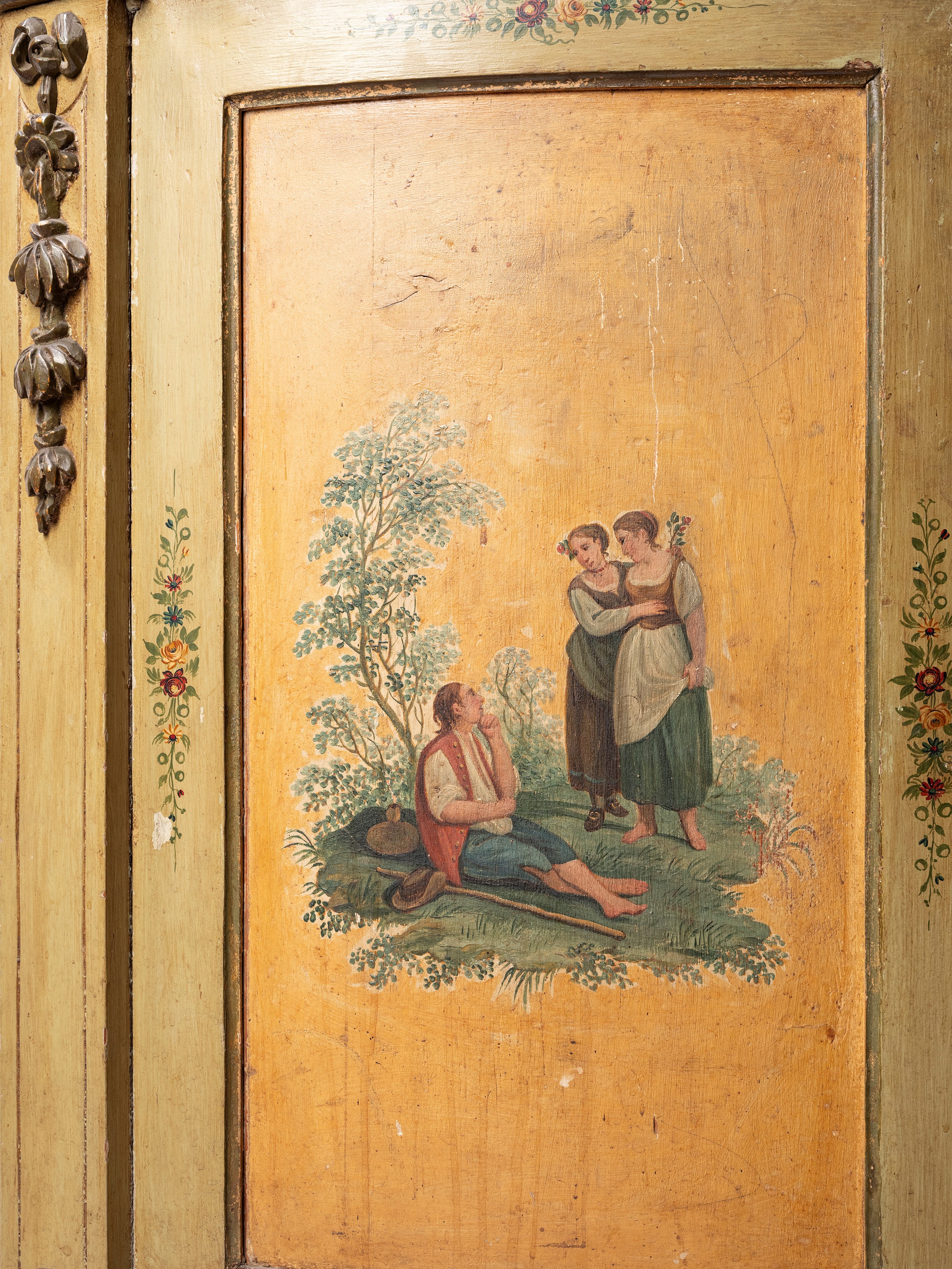Coppia di credenze a mezzaluna in legno laccato, Veneto, fine XVIII secolo