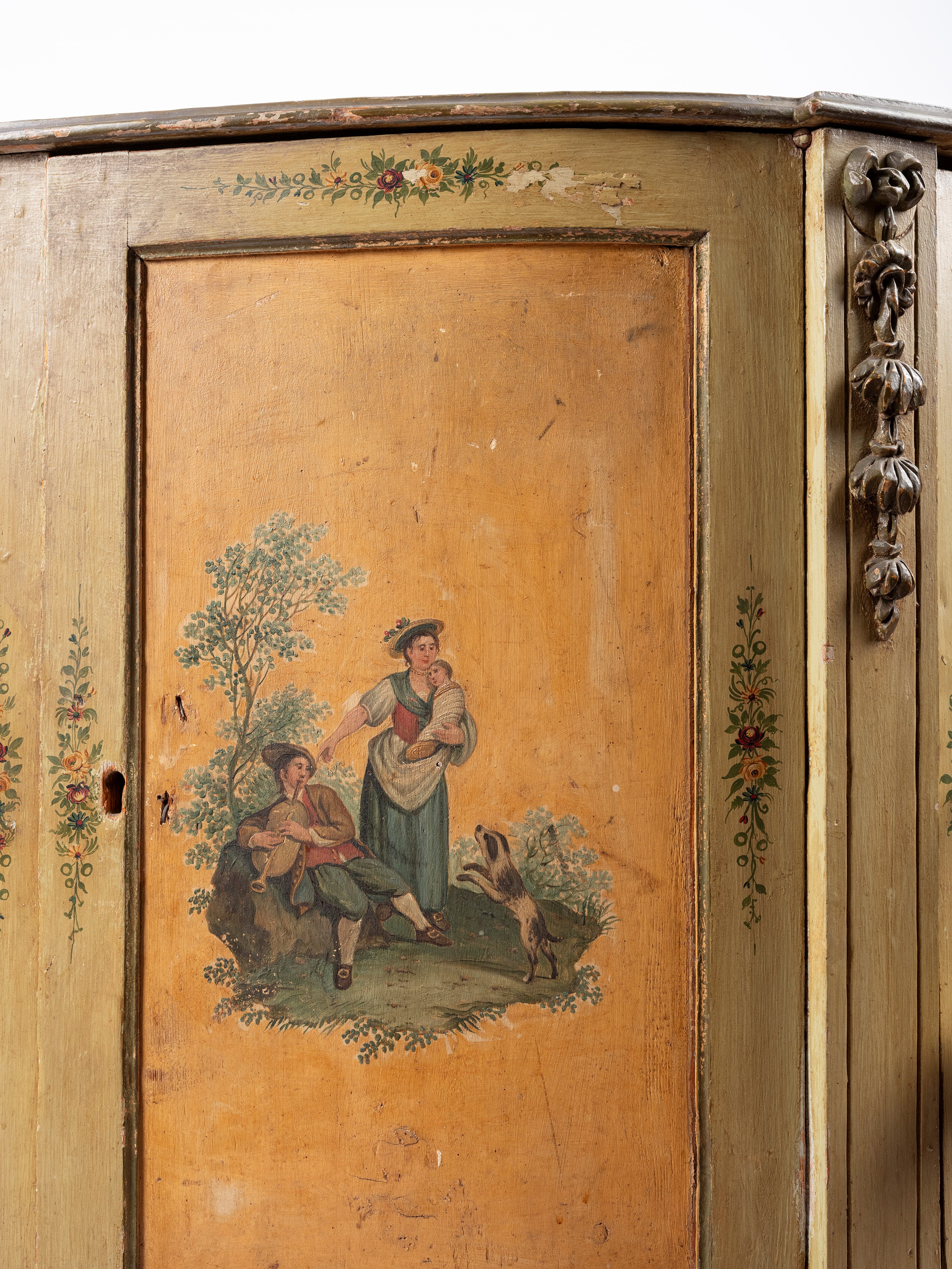 Coppia di credenze a mezzaluna in legno laccato, Veneto, fine XVIII secolo