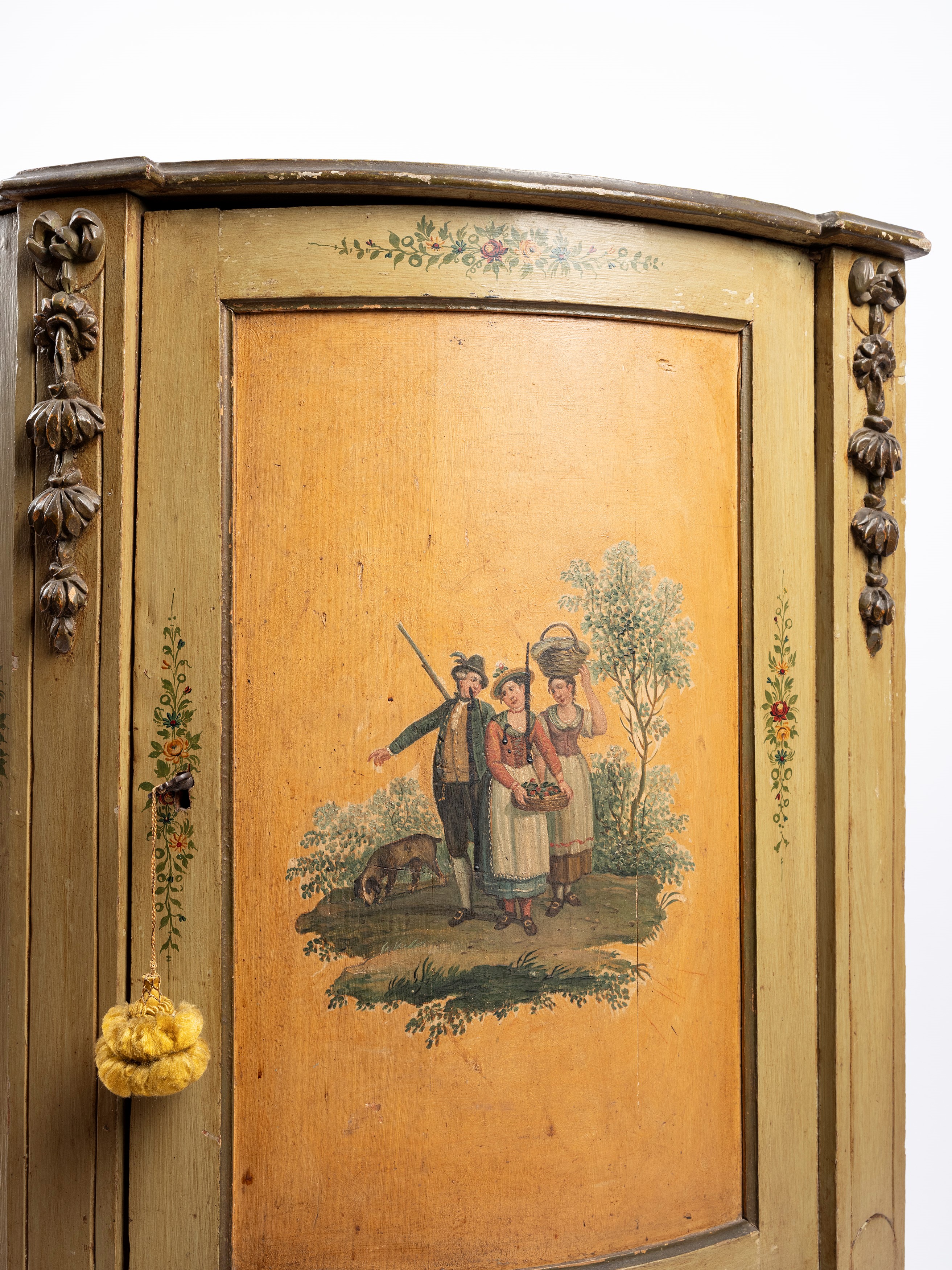 Coppia di credenze a mezzaluna in legno laccato, Veneto, fine XVIII secolo