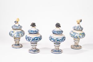 Quattro vasi con coperchio in maiolica policroma