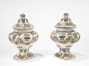 Due vasi con coperchio in maiolica policroma. Manifattura Cerreto Sannita
