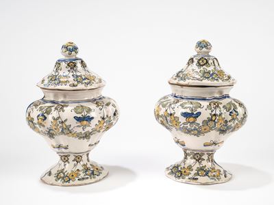 Due Vasi con Coperchio in Maiolica Policroma. Manifattura Cerreto Sannita