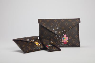 Maison Vuitton, Set di tre pochette Kirigami in tela monogram con stampa Vivienne Mascotte