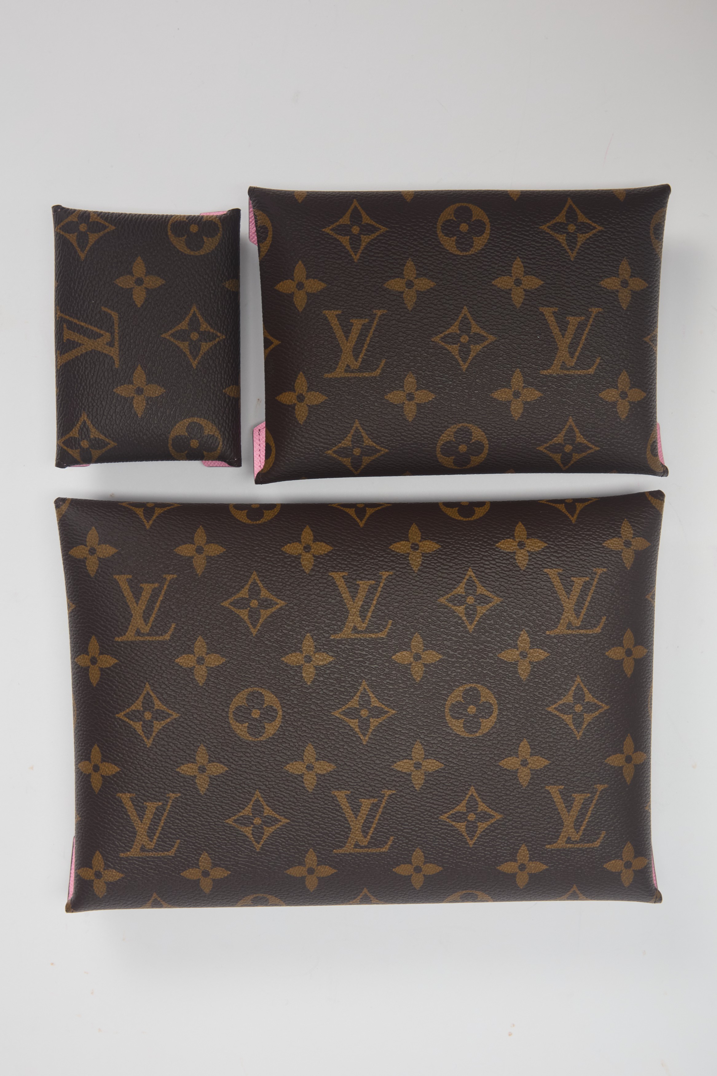 Louis Vuitton - Maison Vuitton, Set di tre pochette Kirigami in tela monogram con stampa Vivienne...