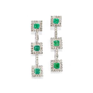 Orecchini pendenti con smeraldi