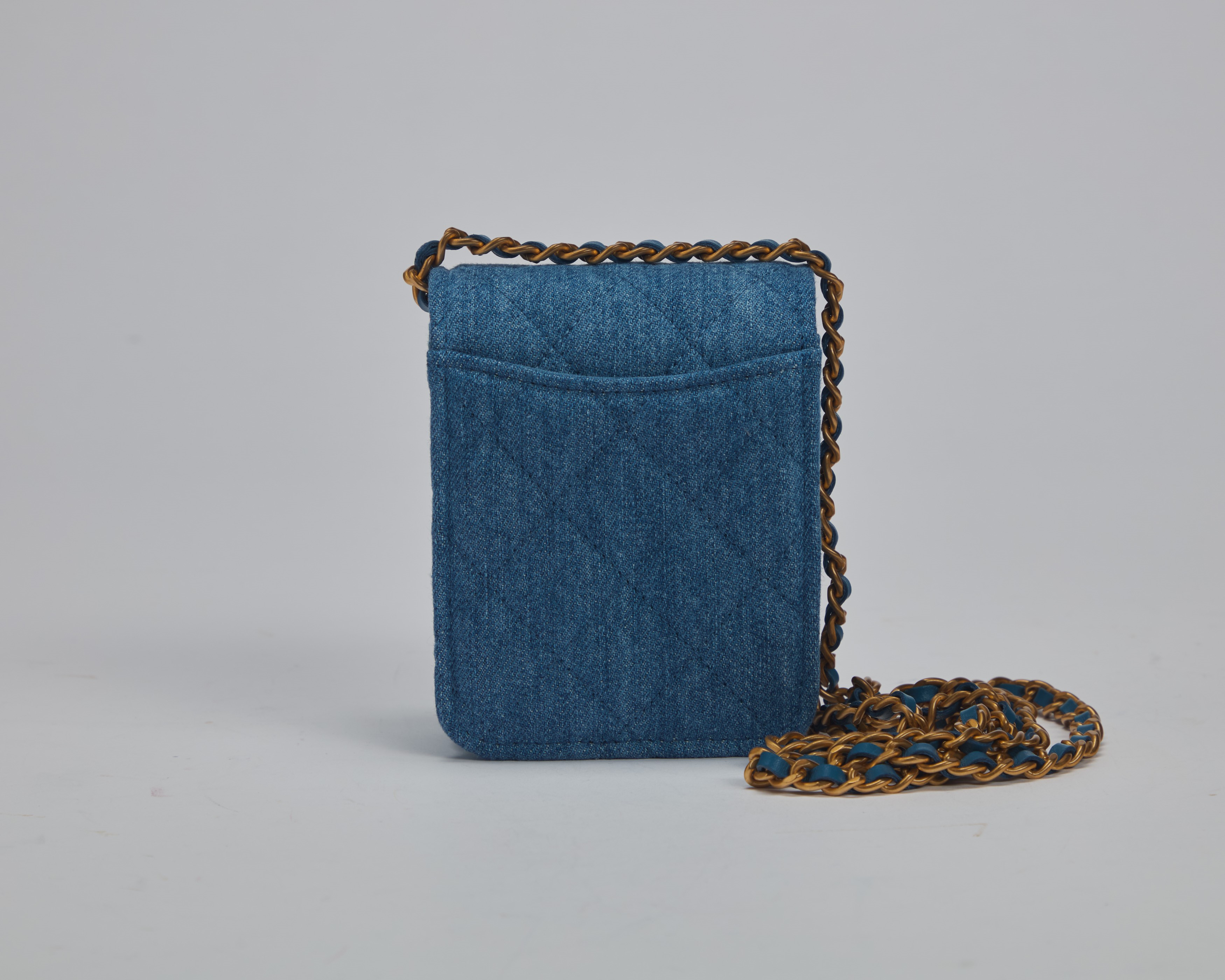 Chanel - 2023, Demin Mini Pouch Cross in tela denim con tracolla a catena