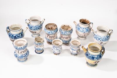 Lotto Composto da Cinque Versatoi e Sei Albarelli in Maiolica
