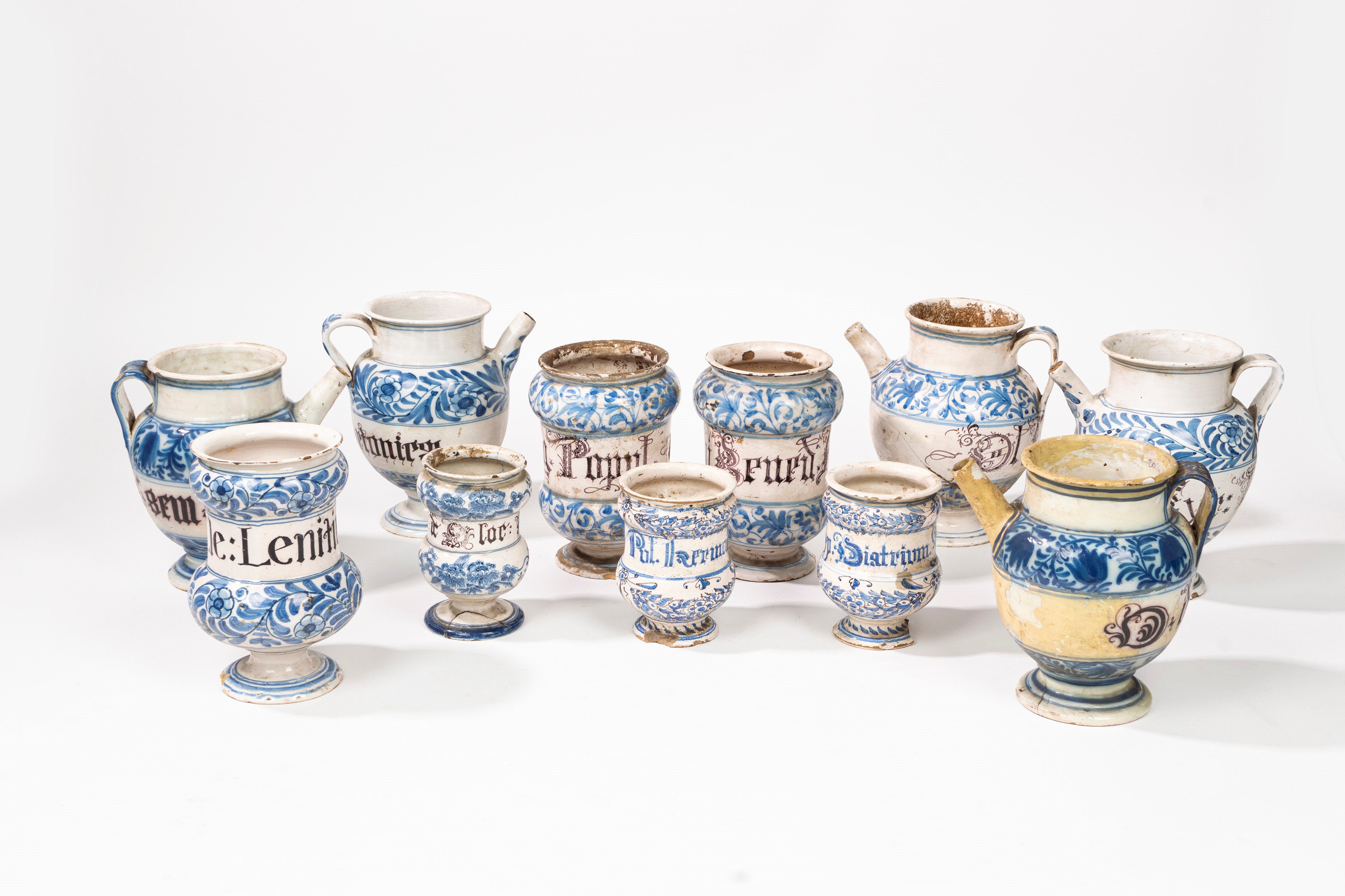 Lotto Composto da Cinque Versatoi e Sei Albarelli in Maiolica