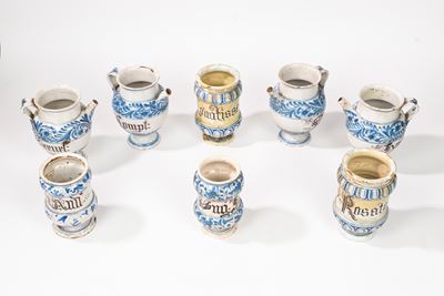 Lotto Composto da Quattro Albarelli e Quattro Versatoi in Maiolica