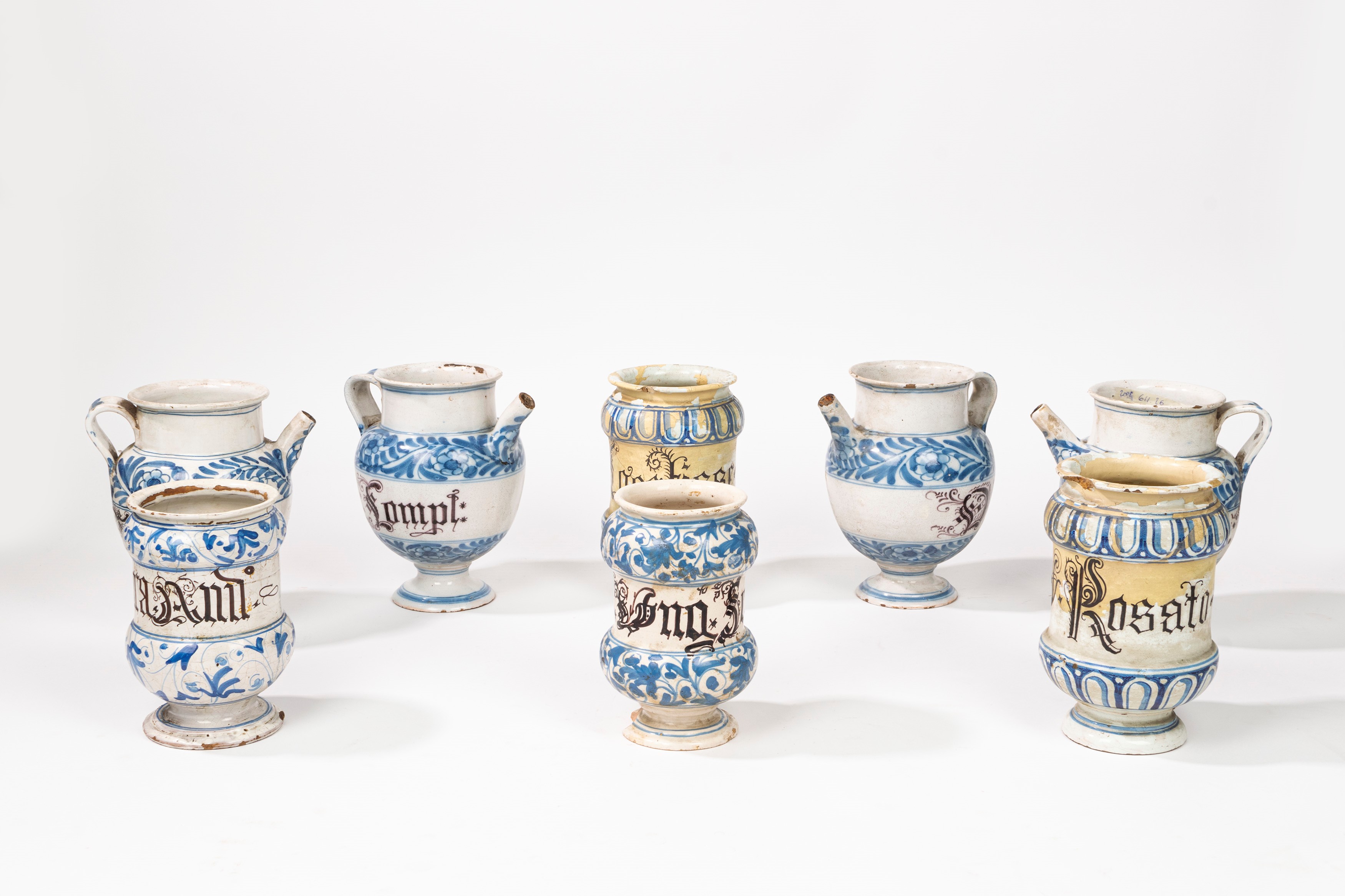 Lotto Composto da Quattro Albarelli e Quattro Versatoi in Maiolica