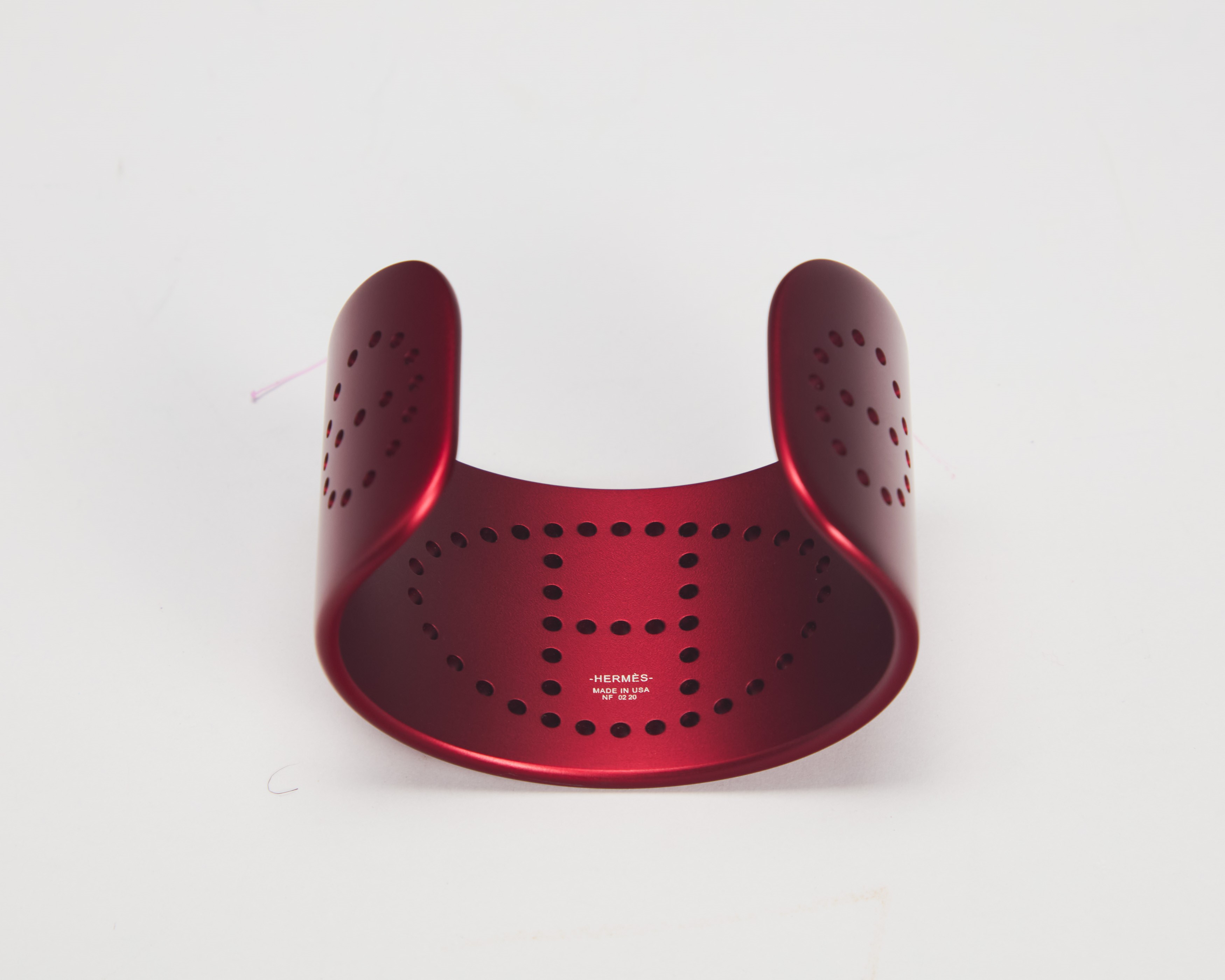 Hermès - Bracciale manchette Evelyne, alluminio color bordeaux, diametro 6 cm