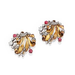 Coppia di spille con rubini