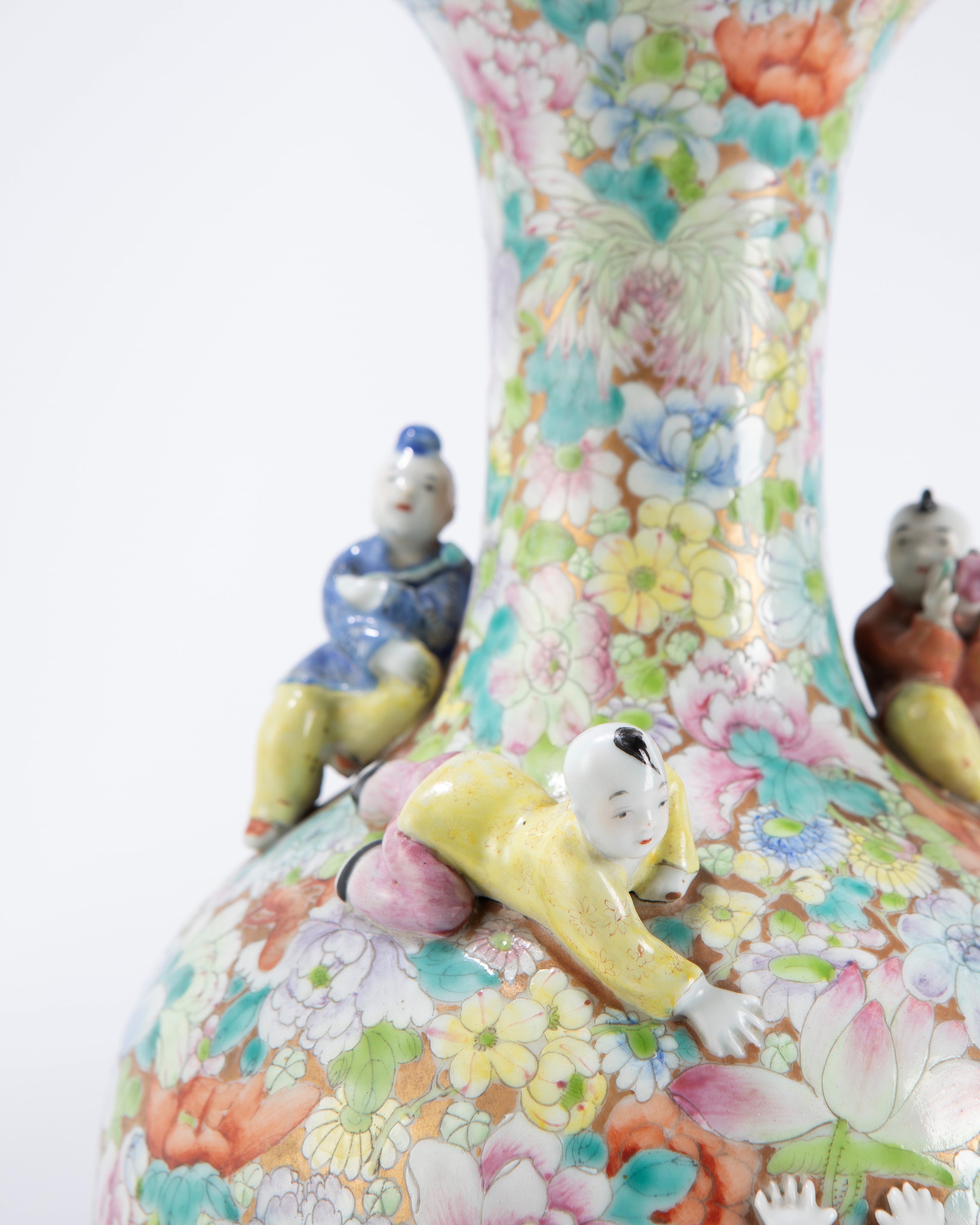 Coppia di vasi in porcellana FAMIGLIA ROSA a decoro "Mille Fleur"