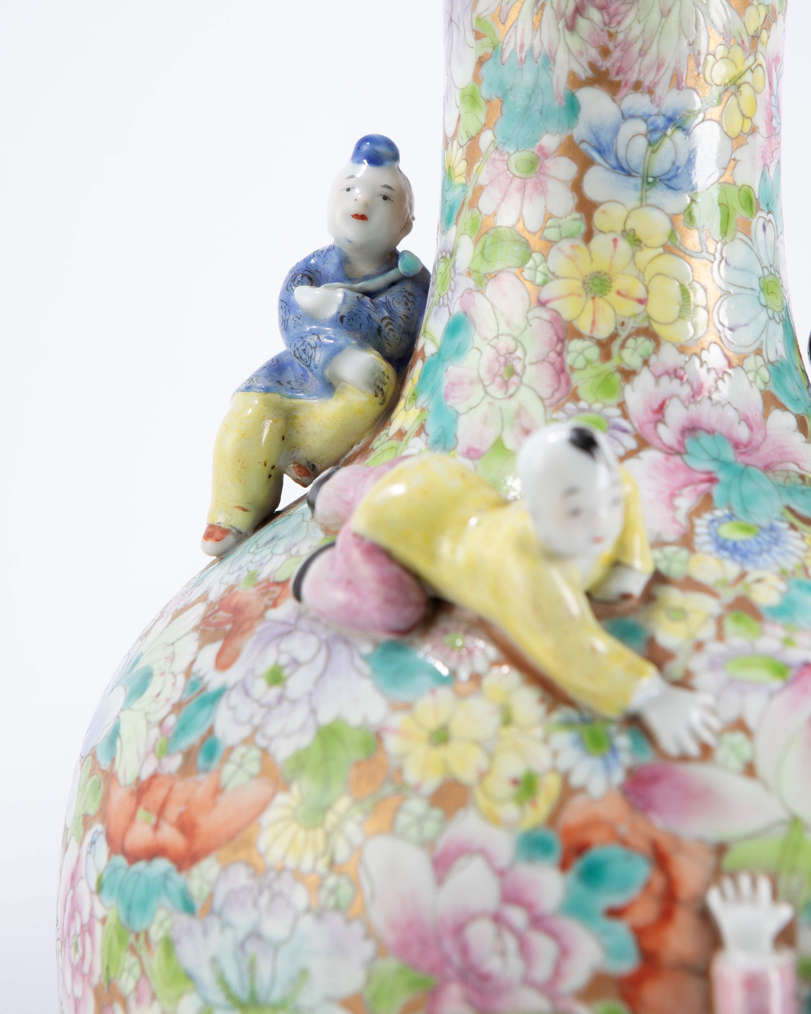 Coppia di vasi in porcellana FAMIGLIA ROSA a decoro "Mille Fleur"