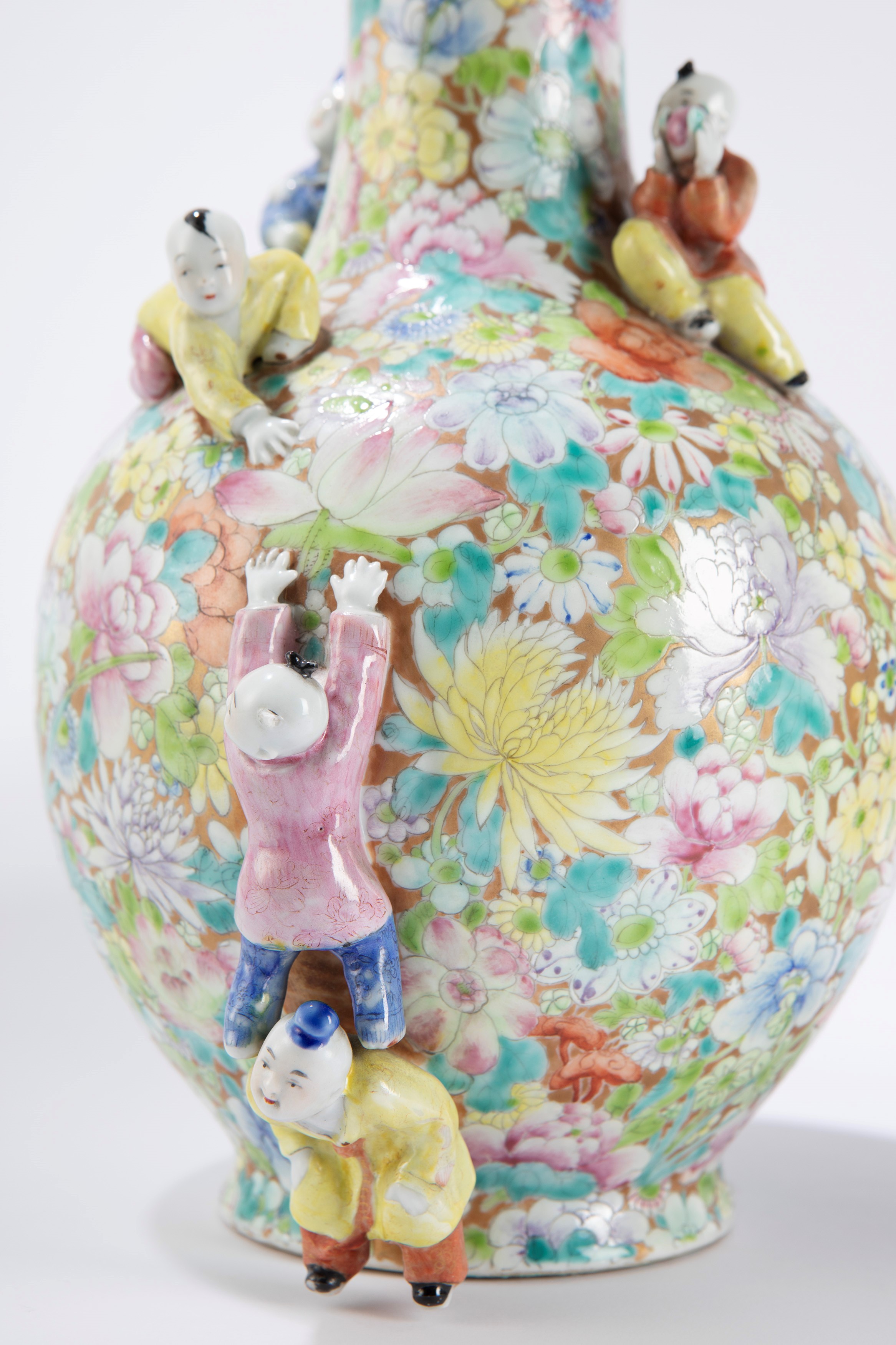 Coppia di vasi in porcellana FAMIGLIA ROSA a decoro "Mille Fleur"