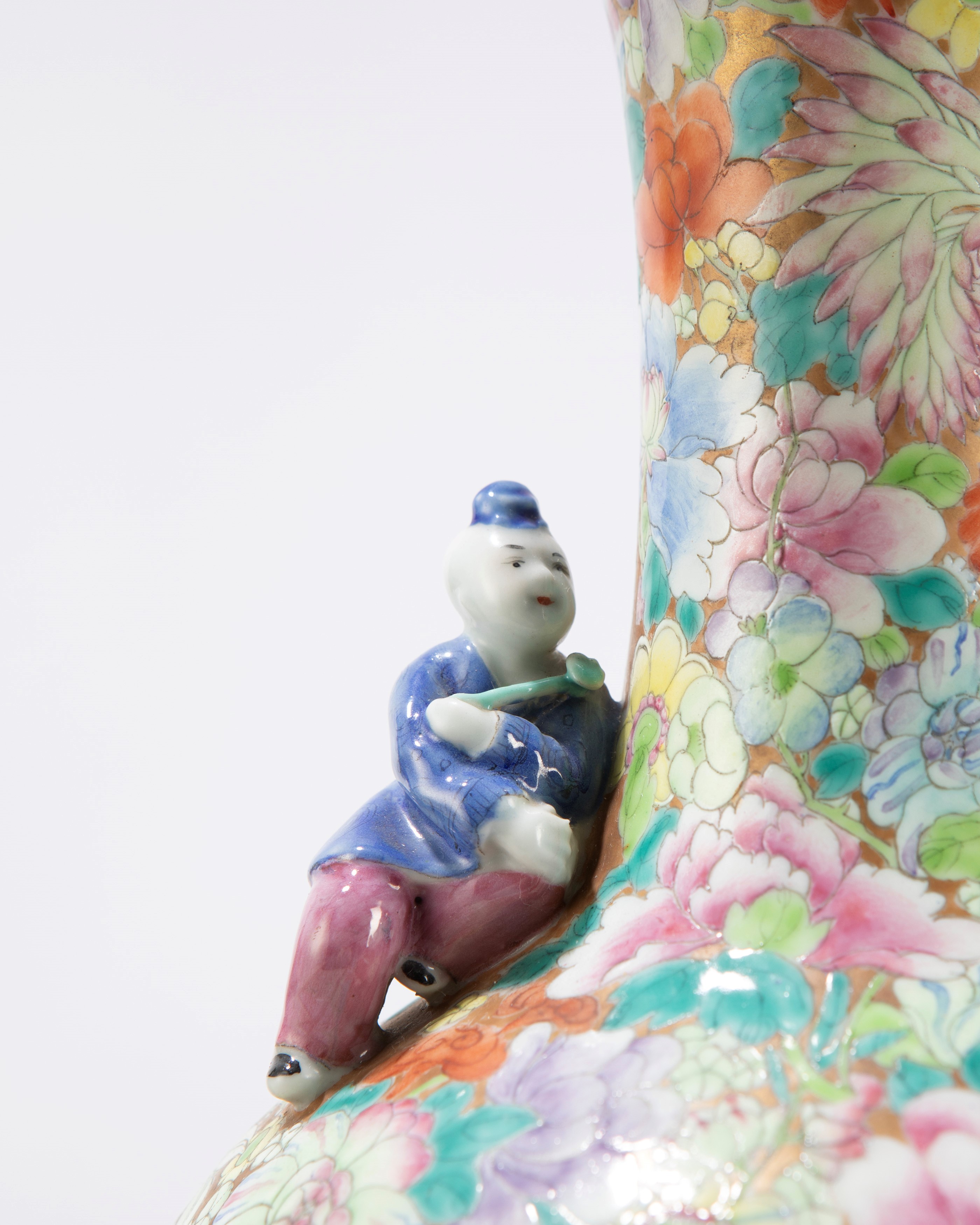 Coppia di vasi in porcellana FAMIGLIA ROSA a decoro "Mille Fleur"