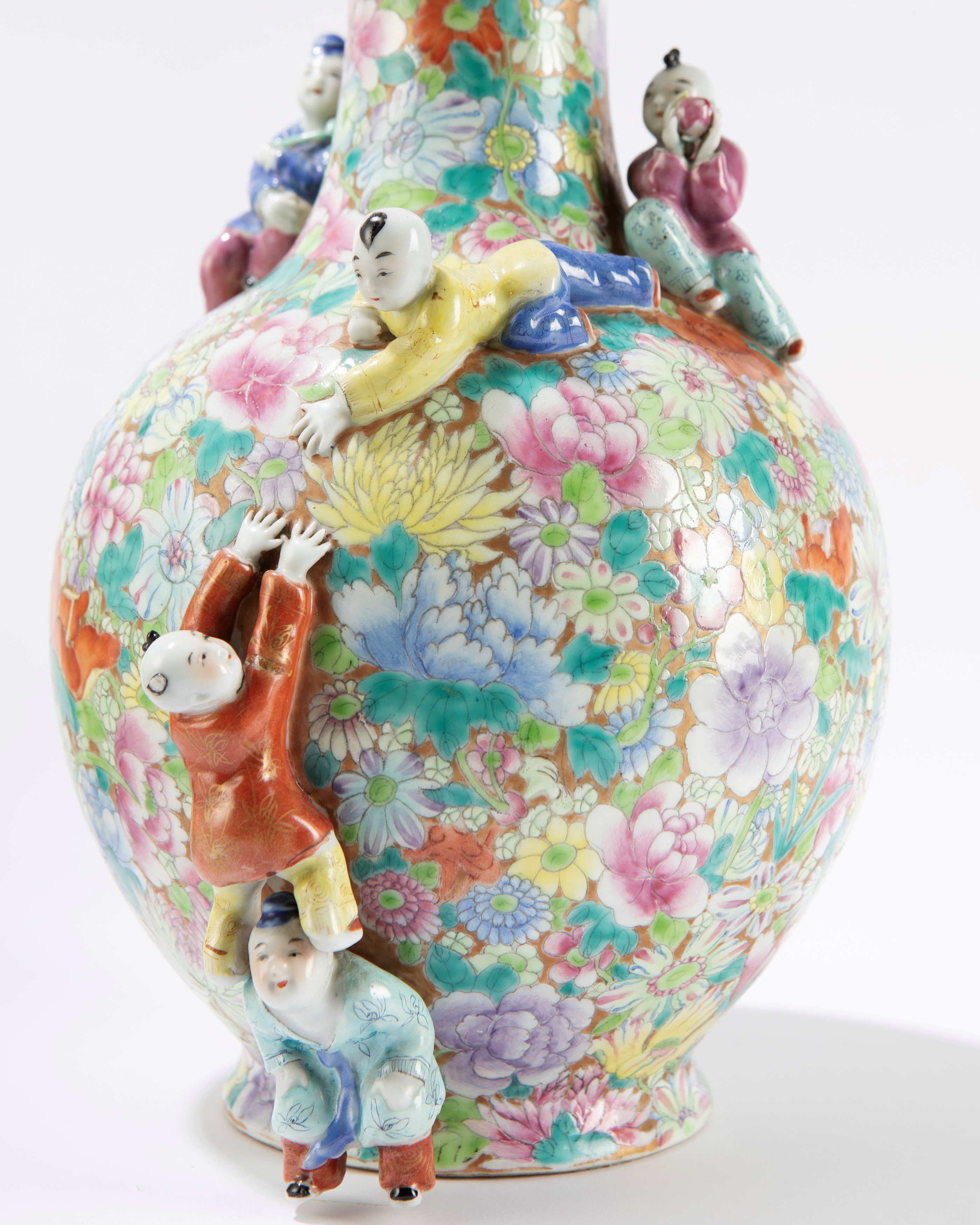 Coppia di vasi in porcellana FAMIGLIA ROSA a decoro "Mille Fleur"