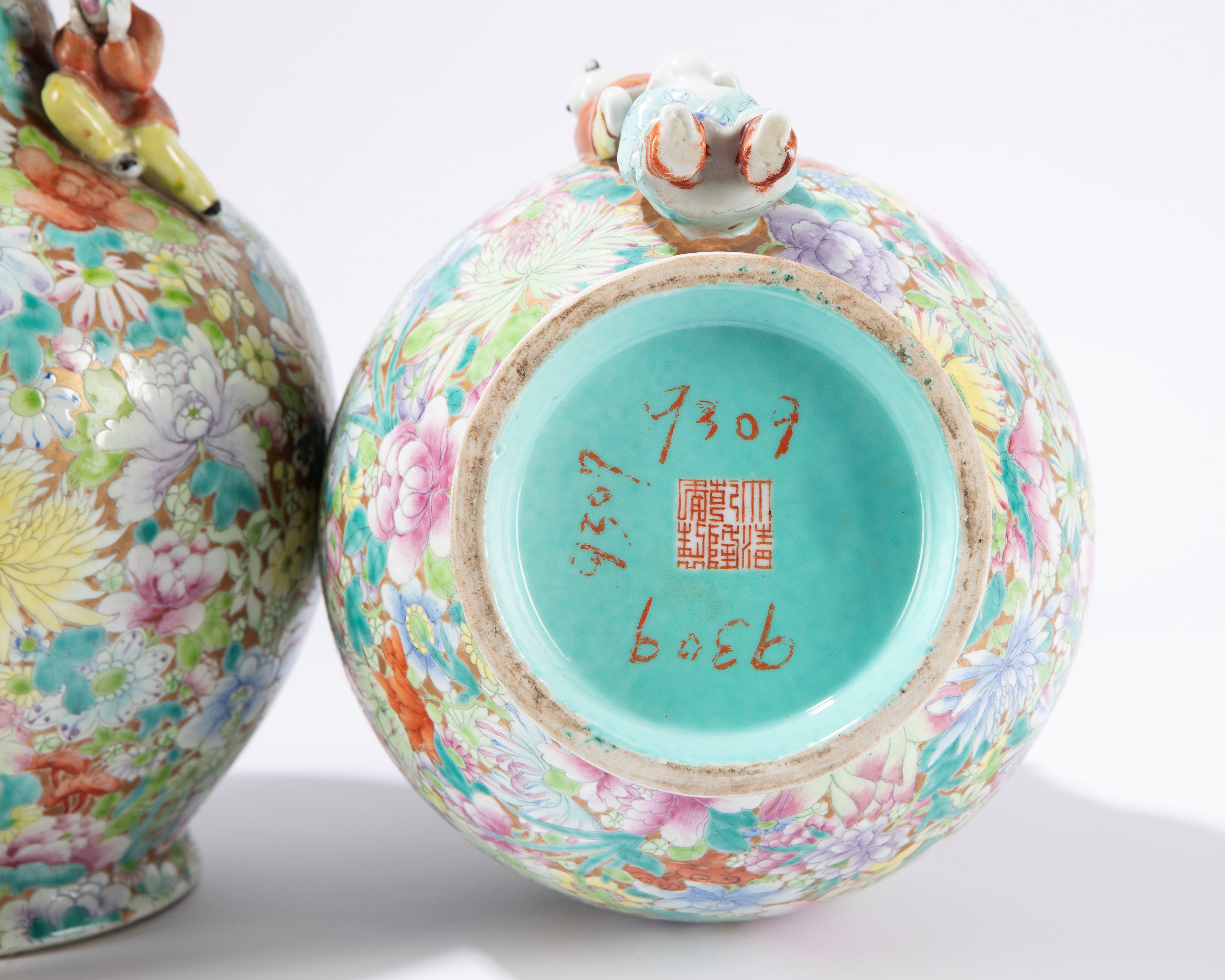 Coppia di vasi in porcellana FAMIGLIA ROSA a decoro "Mille Fleur"