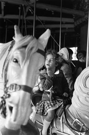 Paris, petite fille au manège
