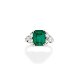Anello con smeraldo