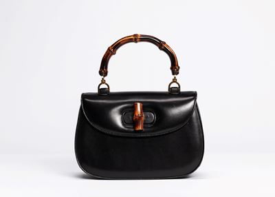 Borsa in pelle nera con chiusura e manico in bambù