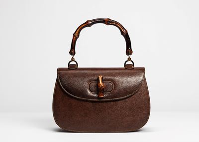 Borsa in pelle di cinghiale con dettagli in metallo dorato e manico in bambù