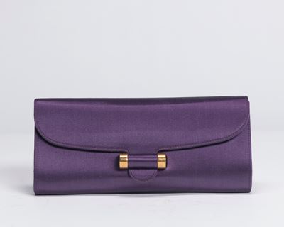 Pochette in raso di seta viola con dettagli in metallo dorato