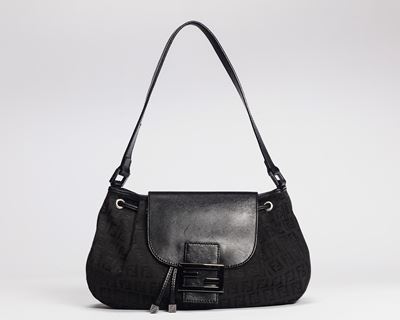 Borsa a spalla in pelle nera con dettagli in metallo