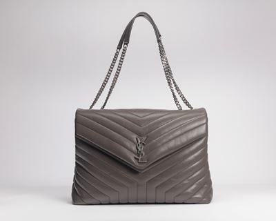 Borsa Loulou in pelle grigia con tracolla a catena