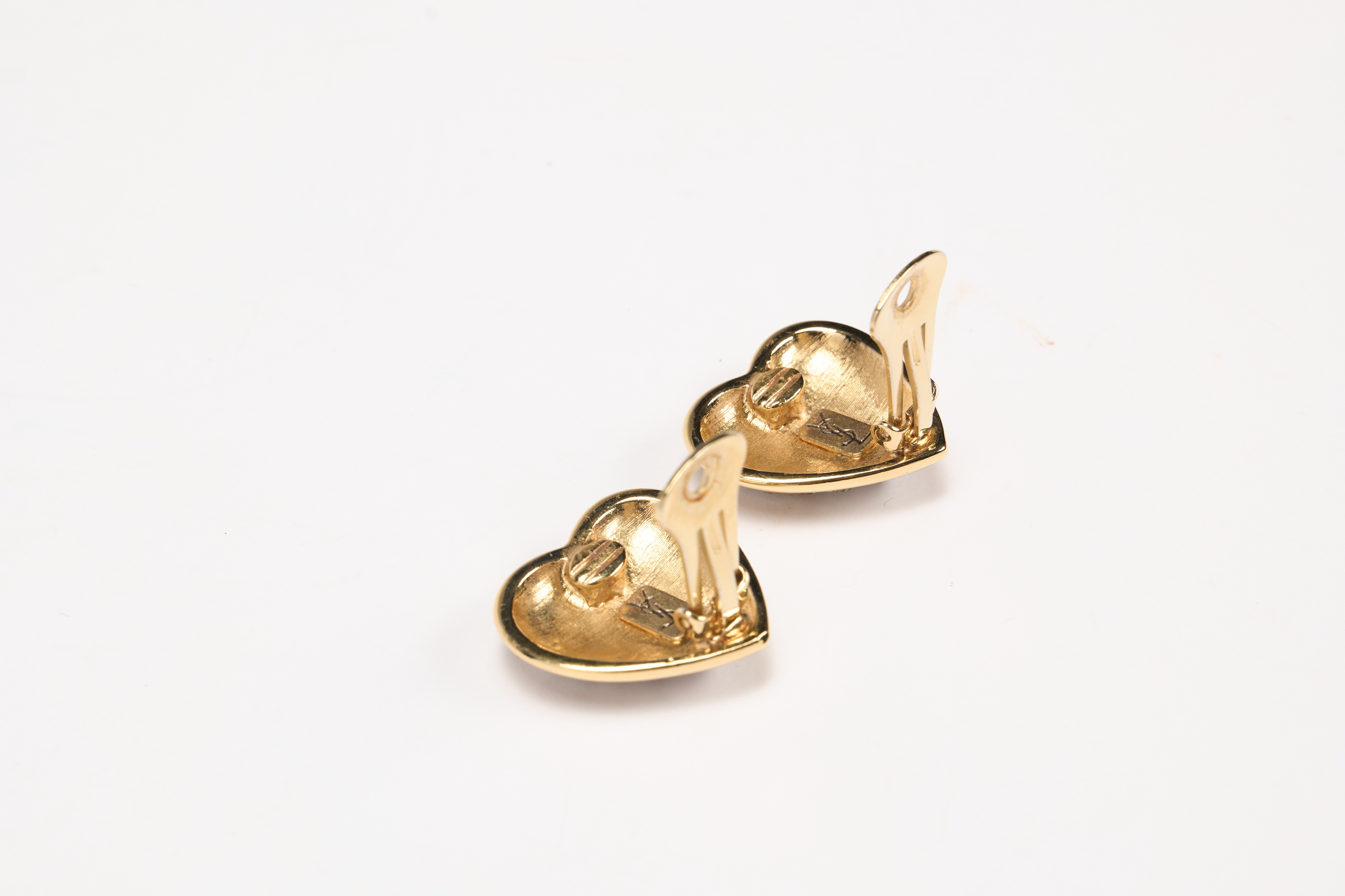 Yves Saint Laurent - Orecchini a cuore in metallo dorato e strass con clip a lobo