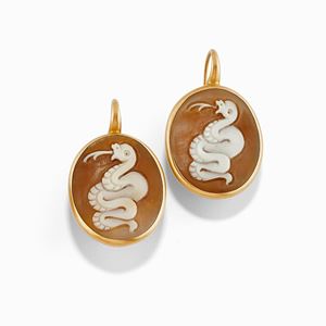 Orecchini in oro giallo 18K e cammeo