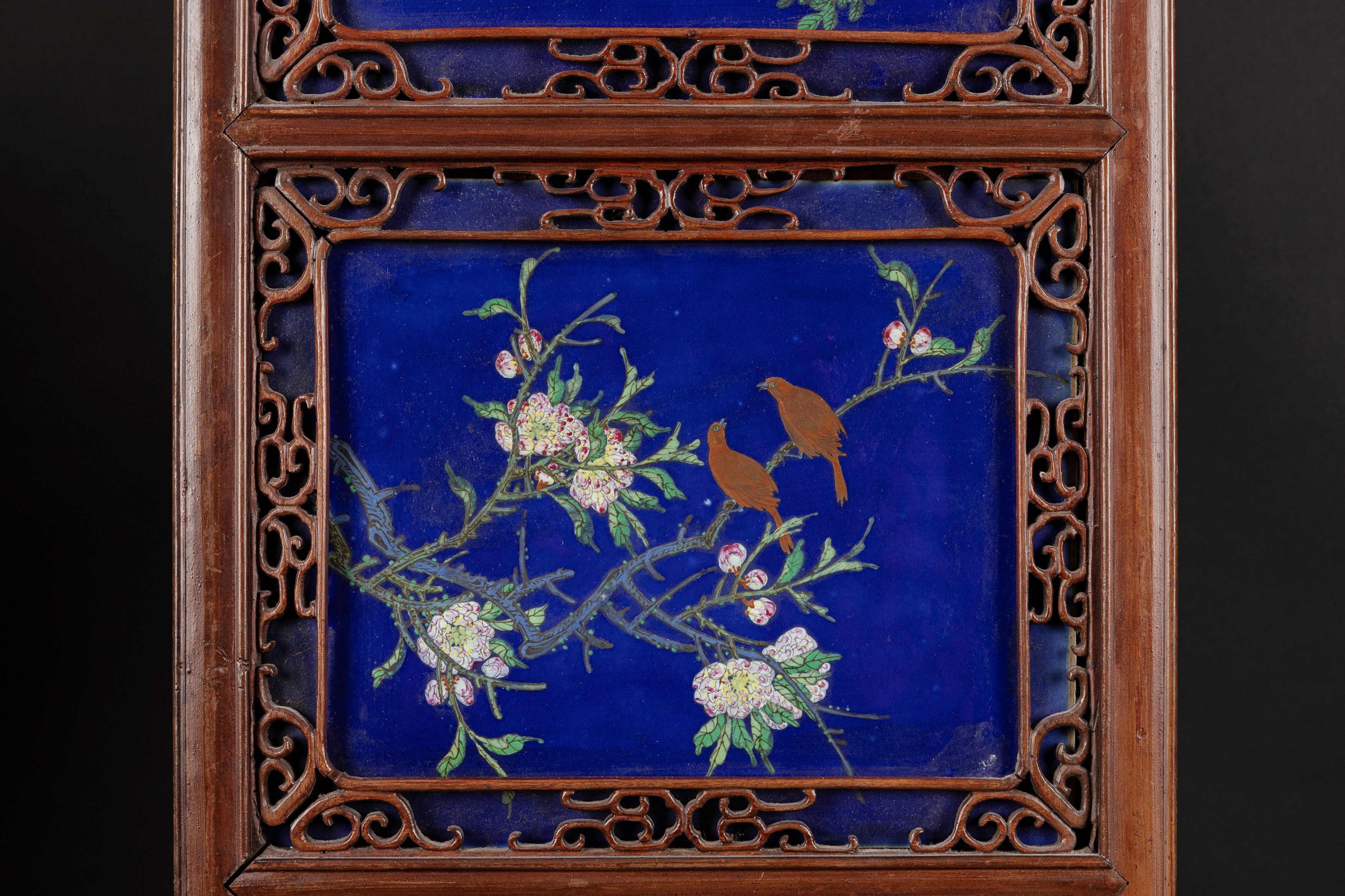 Coppia di Panneli in legno con placche in porcellana "Qianjiang"