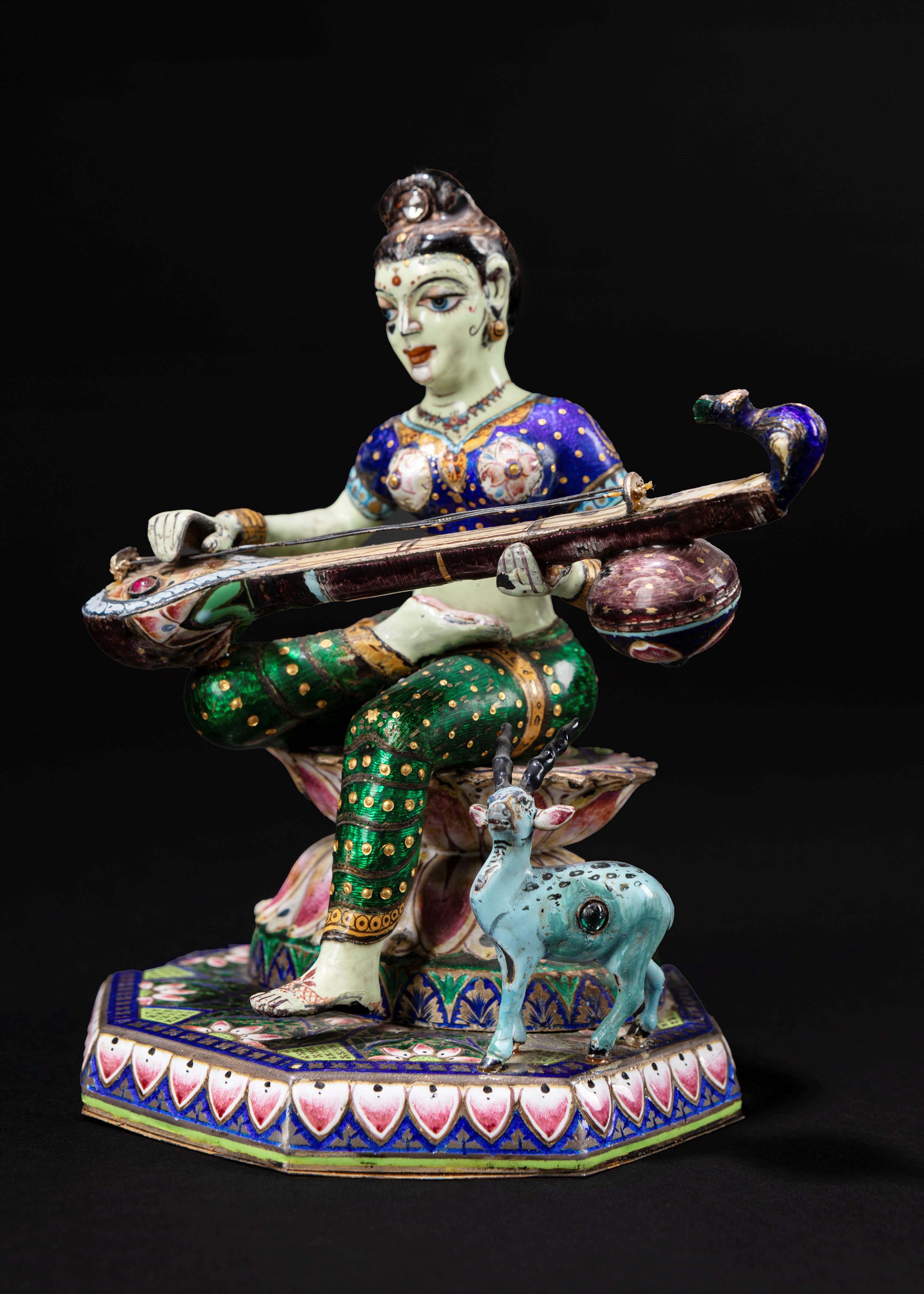 Scultura raffigurante Sarasvatī in smalto con cervo