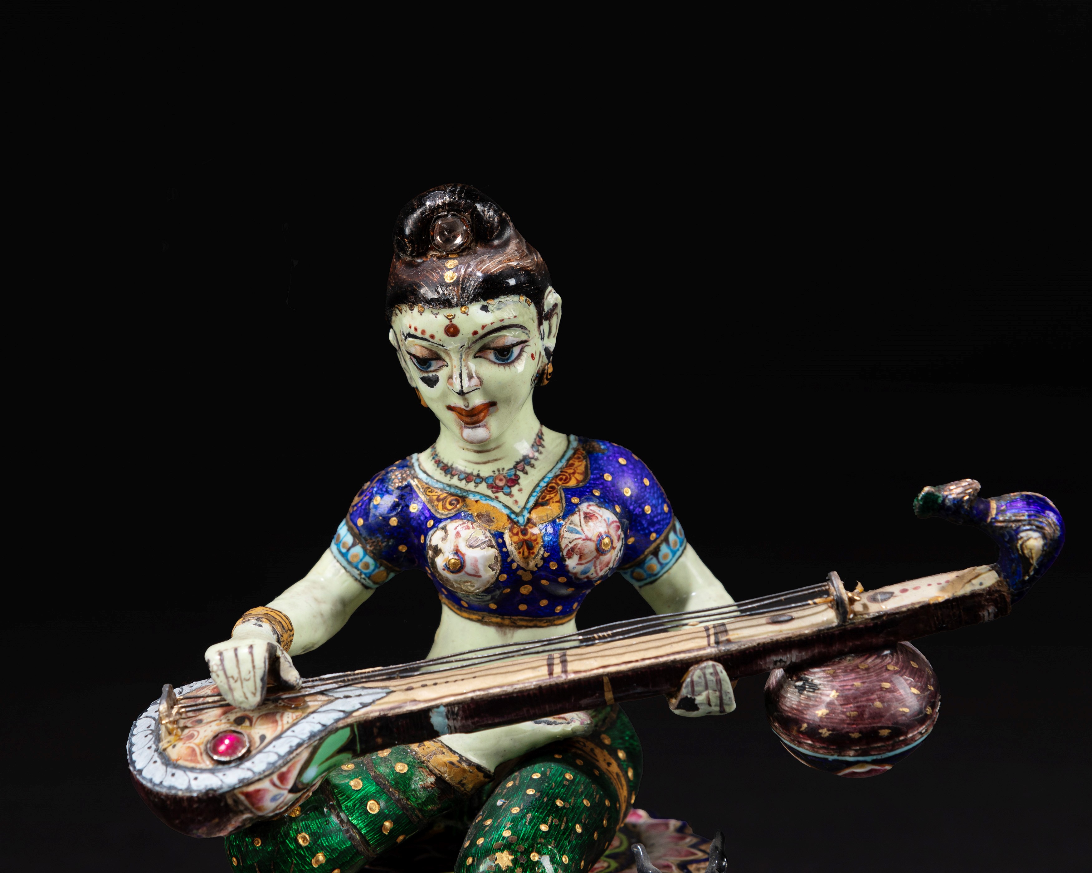 Scultura raffigurante Sarasvatī in smalto con cervo