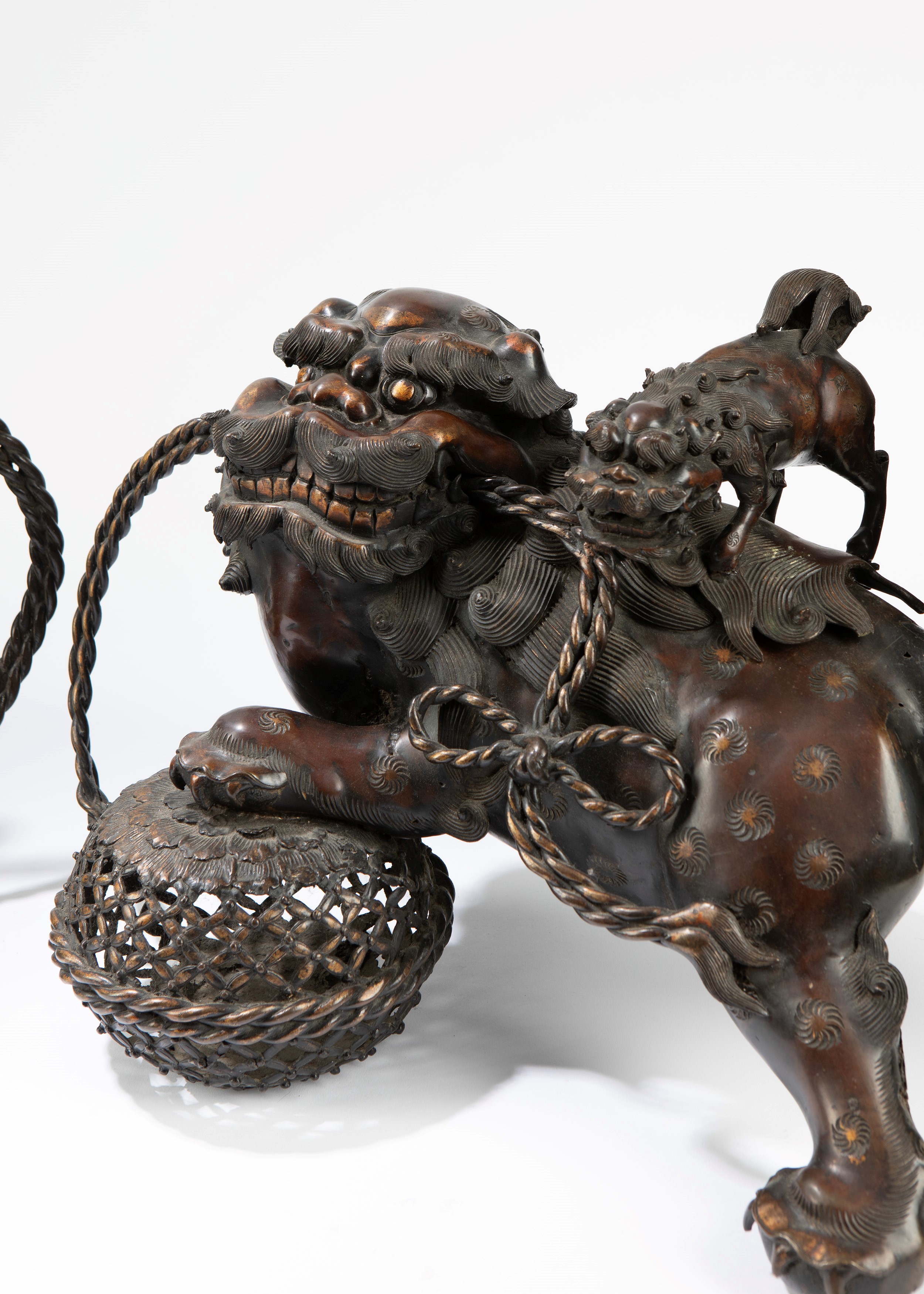 Due grandi incensieri in bronzo con coperchio