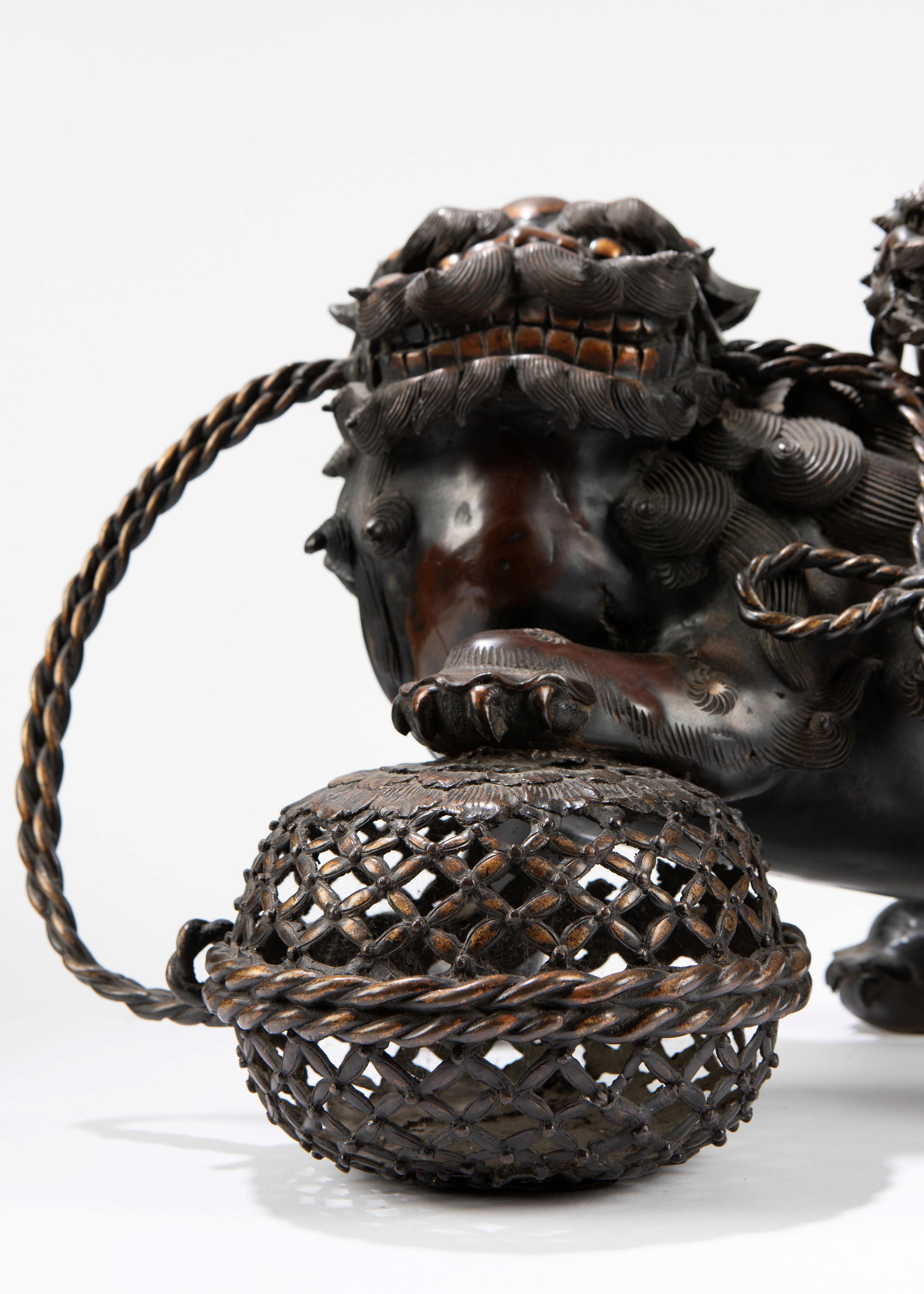 Due grandi incensieri in bronzo con coperchio