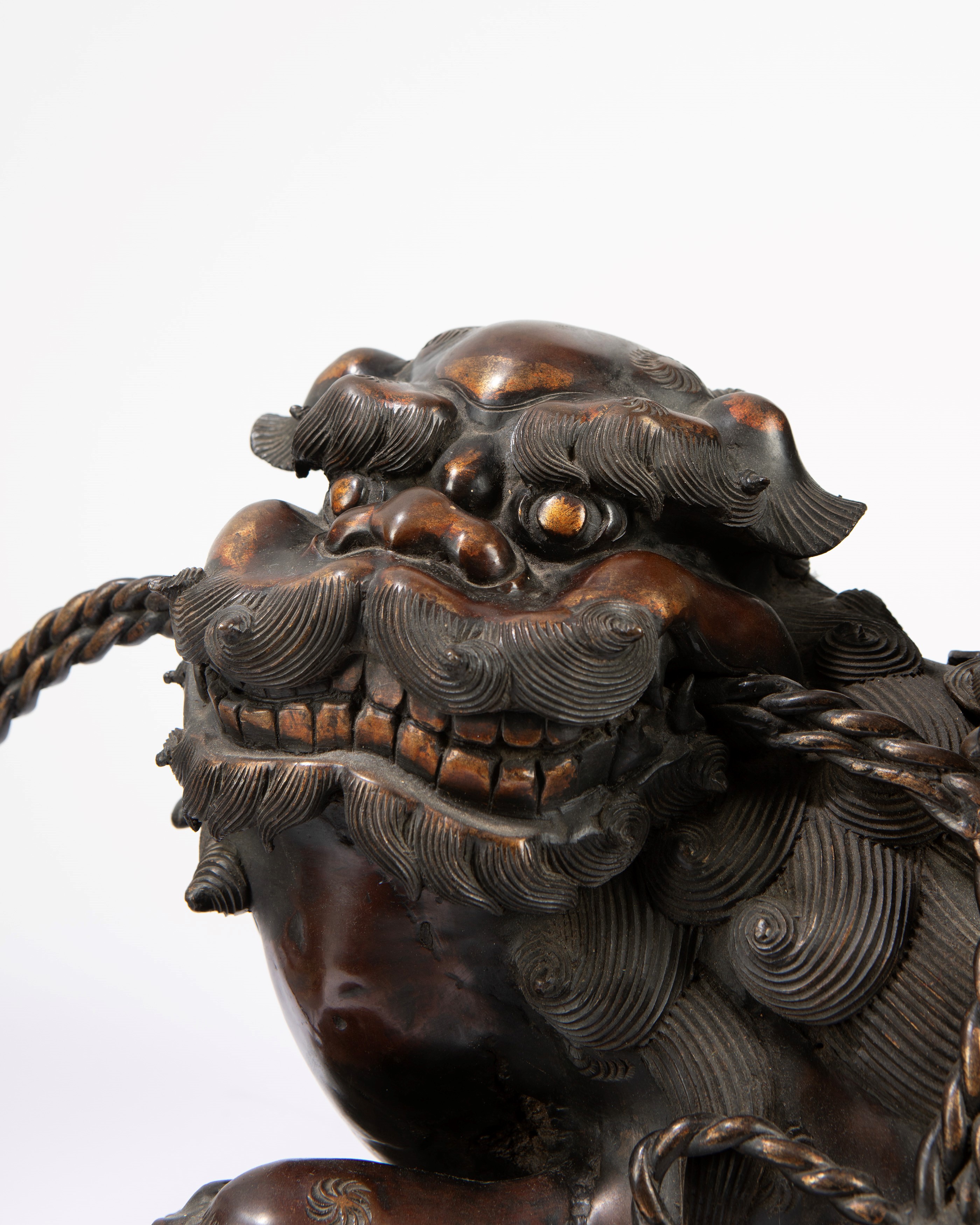 Due grandi incensieri in bronzo con coperchio